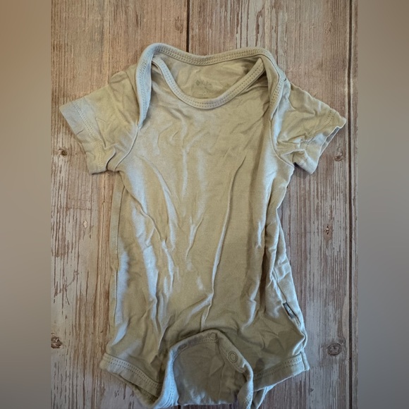 Kyte BABY Beige Short Sleeve Bodysuit - Picture 1 of 1
